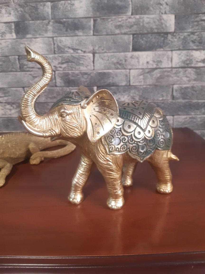 Продам 2 декоративные фигуры и вазу.