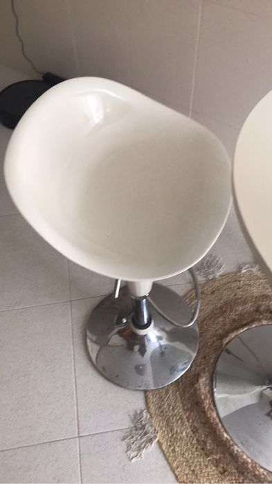 Vendo Mesa e cadadeiras
