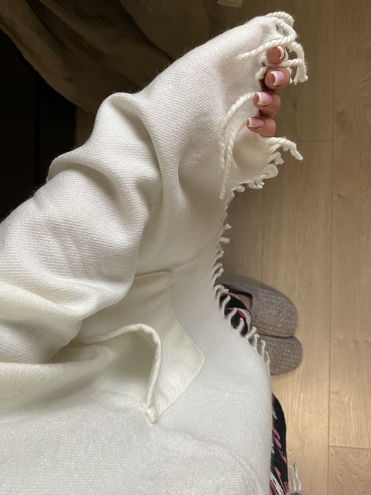 Пончо або плед-накидка для дому.