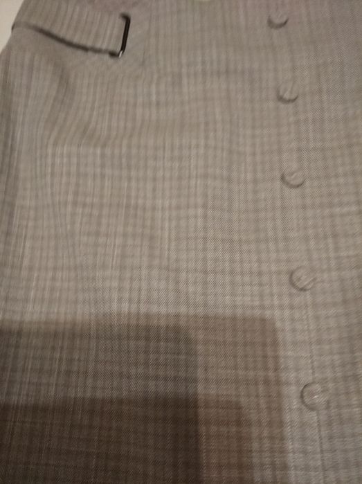 Світла спідниця в дрібну клітинку