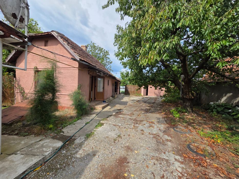 Добрий будинок на дві сім'ї 2.5 км від м. Берегове в с.(Астей) Лужанка