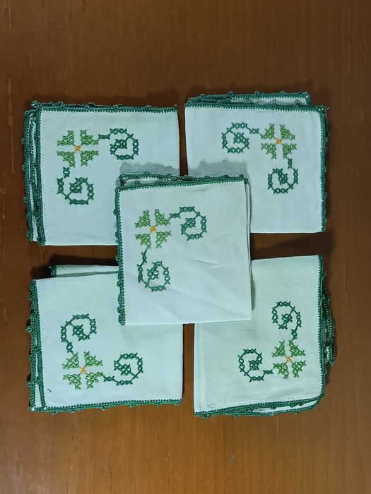 Conjunto de lenços de mão /5 peças/ verdes, com detalhe bordado