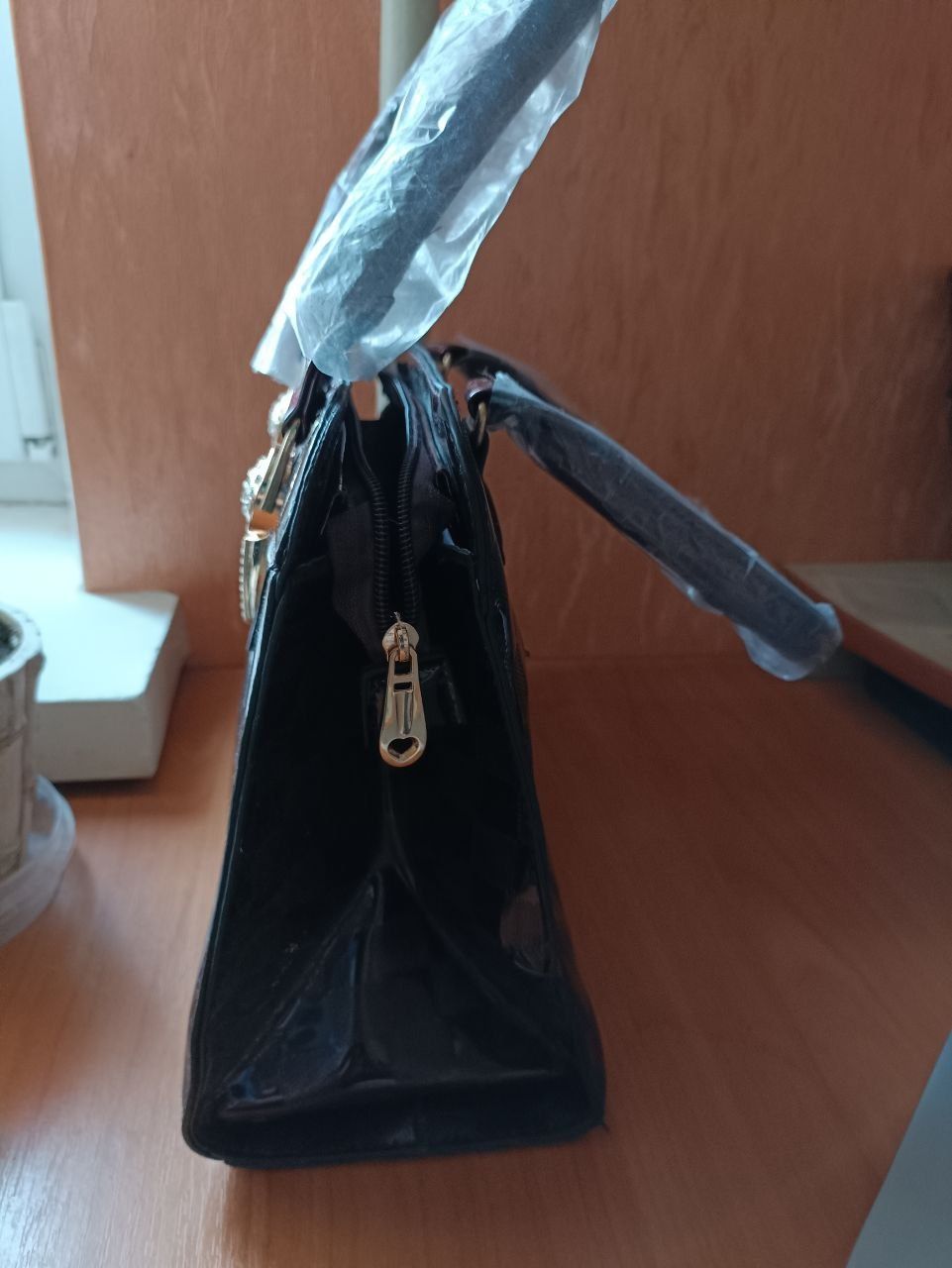 Лакова жіноча сумка