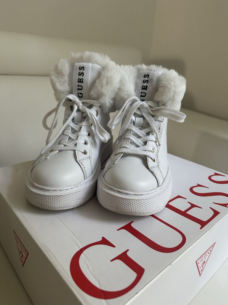 Buty białe futerko Guess 37