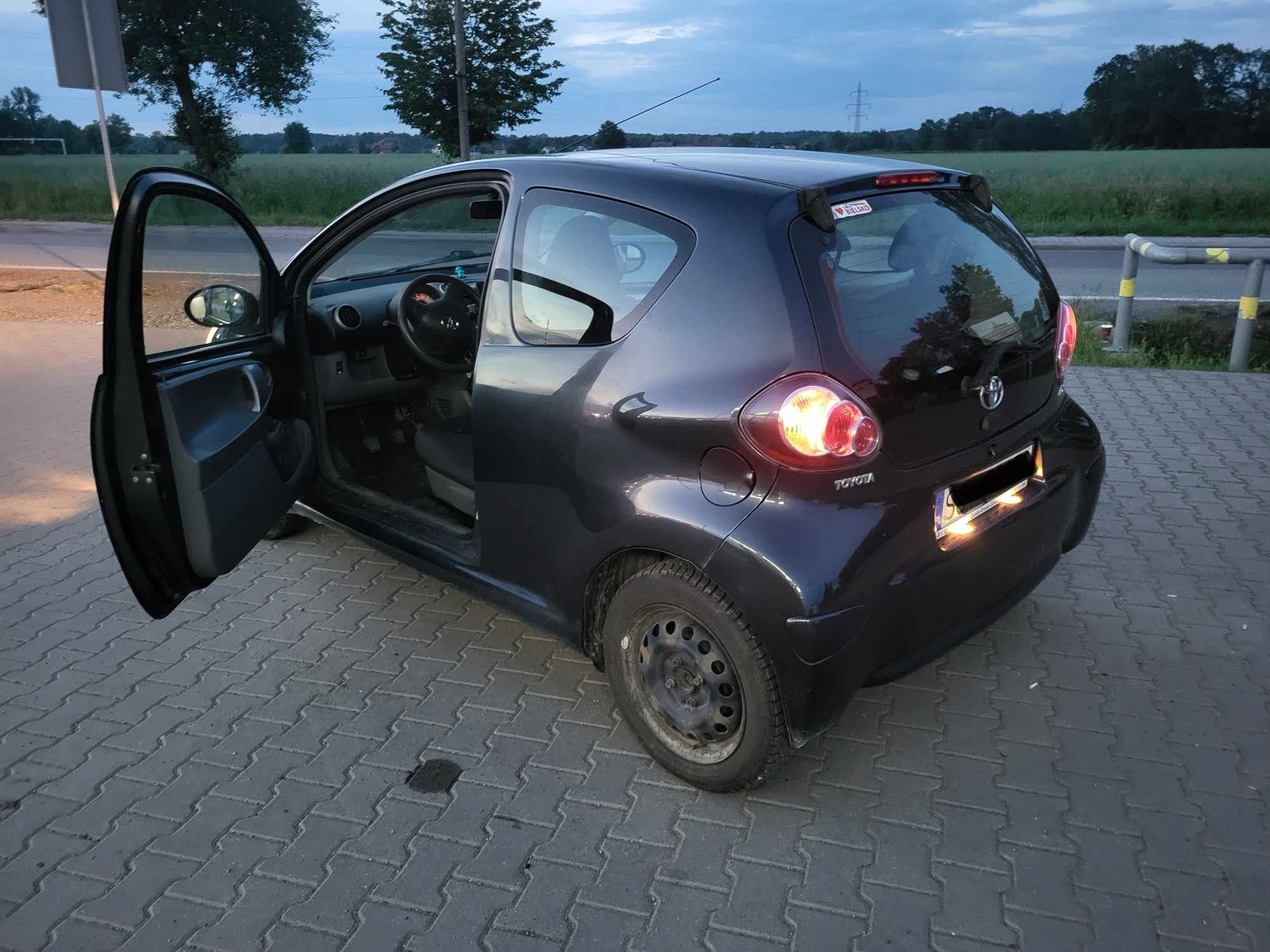 Toyota Aygo 1.0 2011 r. 87 tys. przebieg, 3-drzwiowe, klima