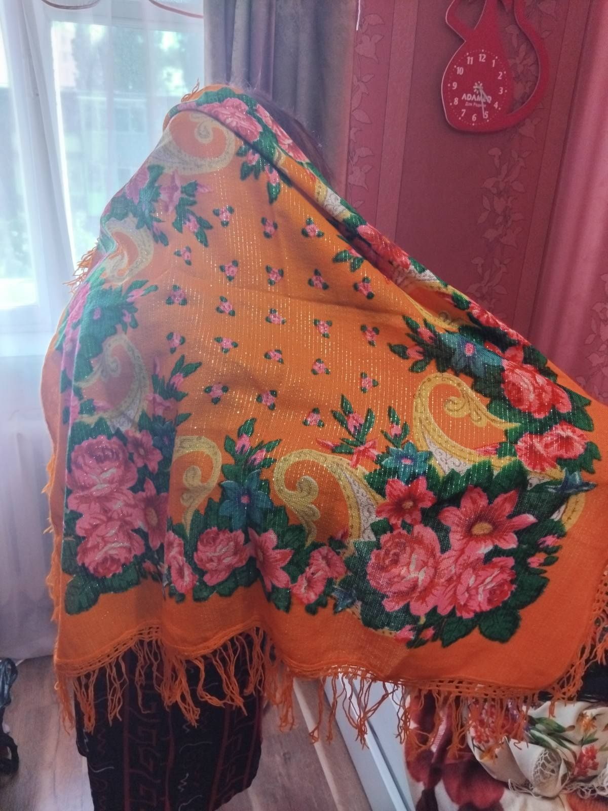 Новий, яскравий український платок.