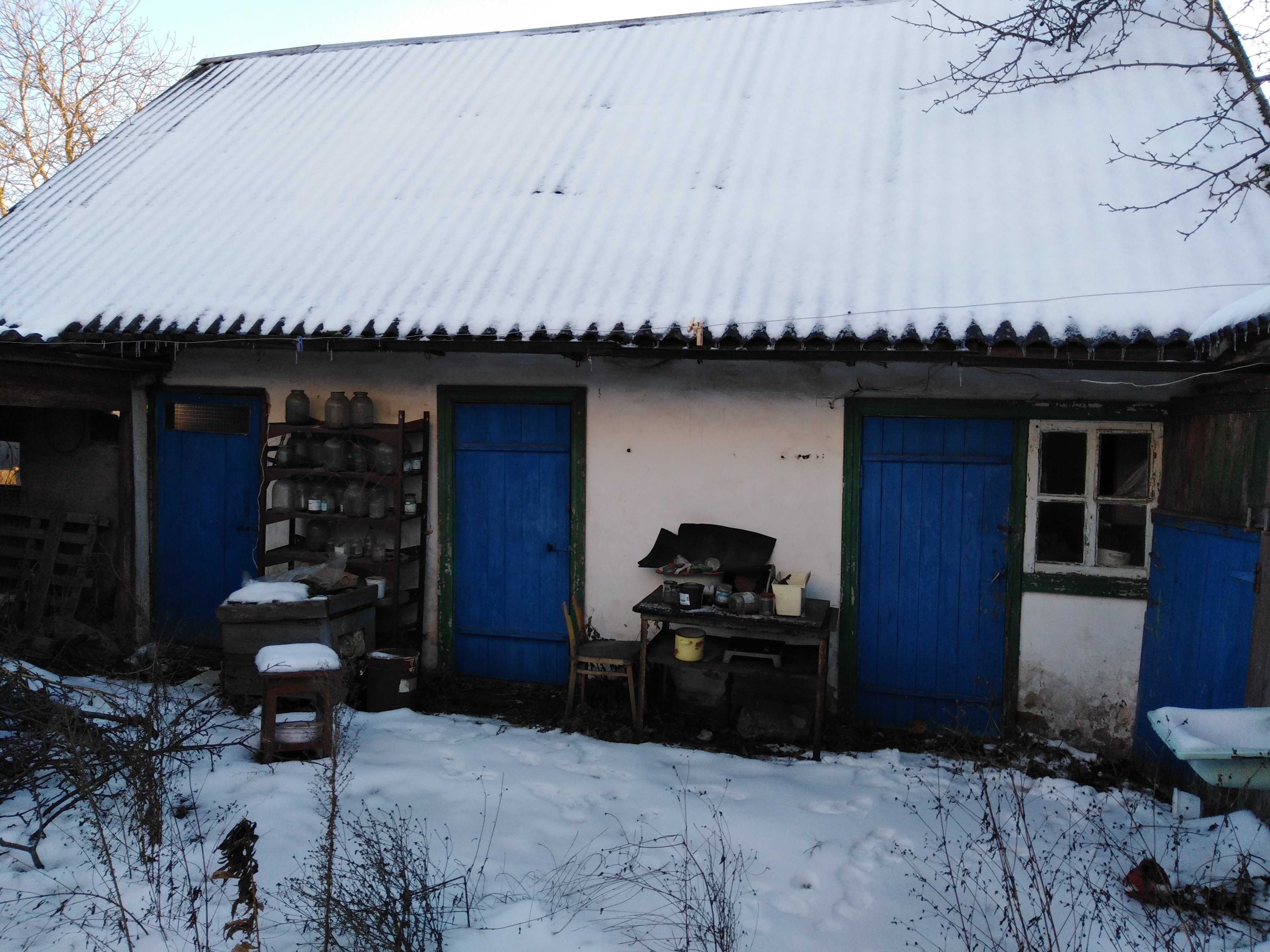 Цегляна частина будинку в Малині, свій двір