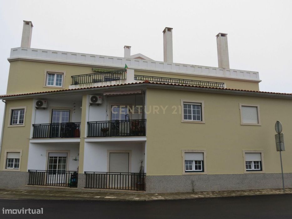 Apartamento T2 em Alcainça com garagem e estacionamento privado