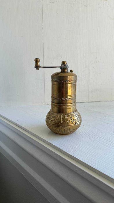 Восточная декоративная мельница для специй, перцемолка, бронзовая.