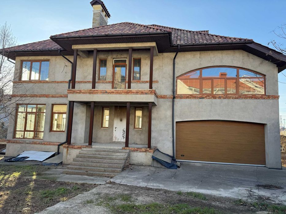 Дом в Совиньоне, ул. Бризова. 9 соток. Есть подвал. Гараж на 2 авто