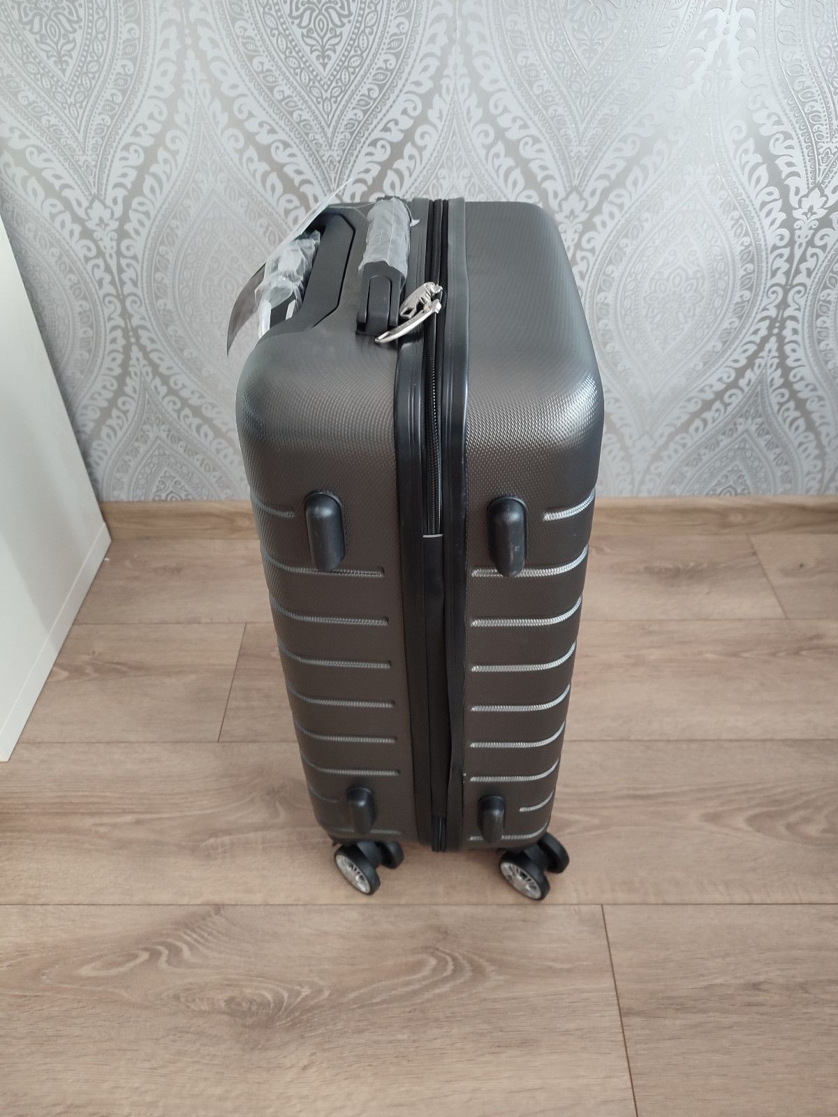 Nowa szara walizka podróżna duża