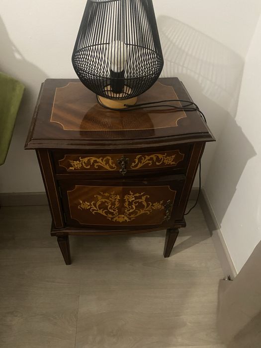 Cama com duas mesinhas  de cabeceiras