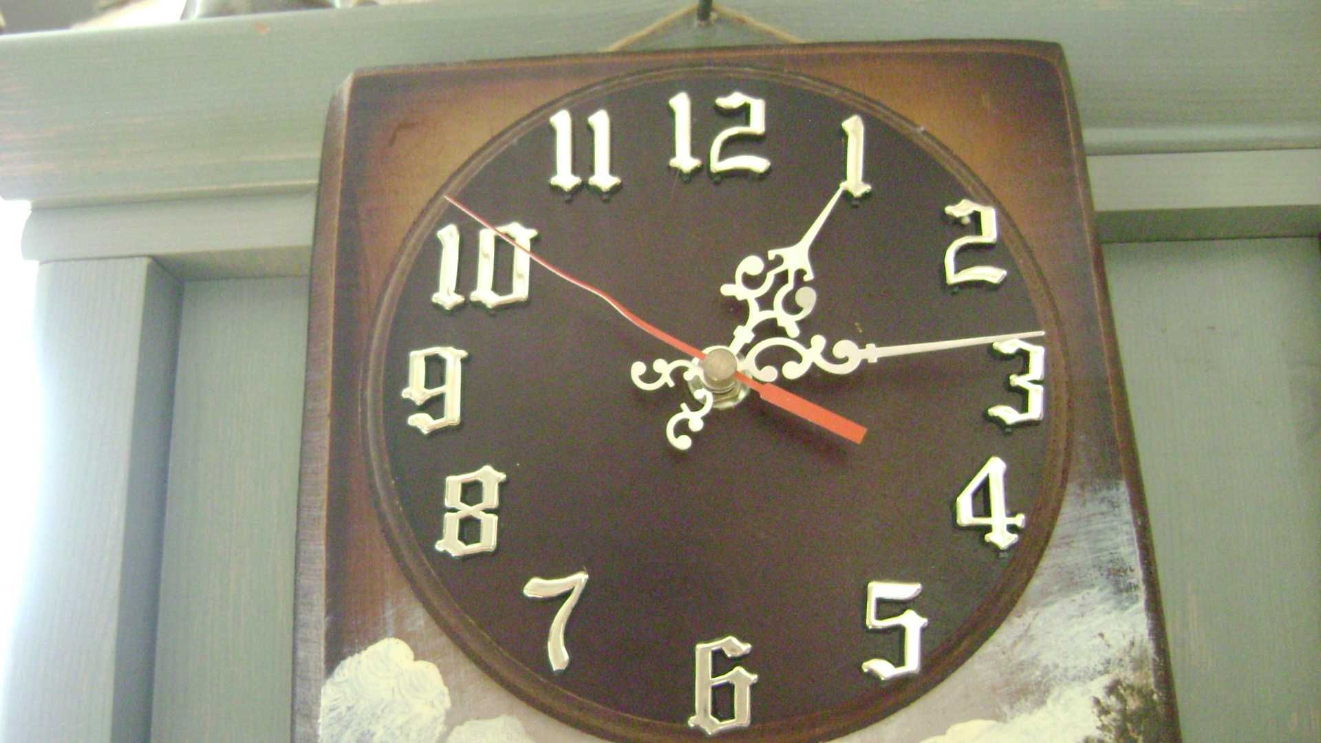 Starocie z PRL - Zegar ścienny na malowanej desce 54x23cm, na baterię