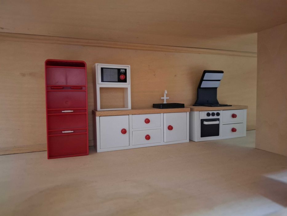 Drewniany domek dla lalek. Dużo mebli. Stan bardzo dobry.