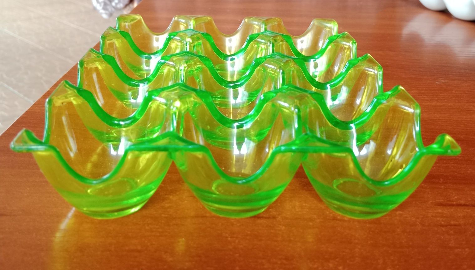Plastikowy zielony talerz do jaj