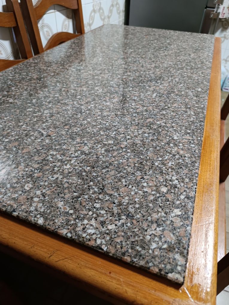 Mesa com tampo em pedra
