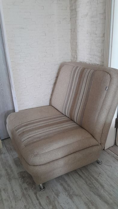 Кресло бежевое нераскладное