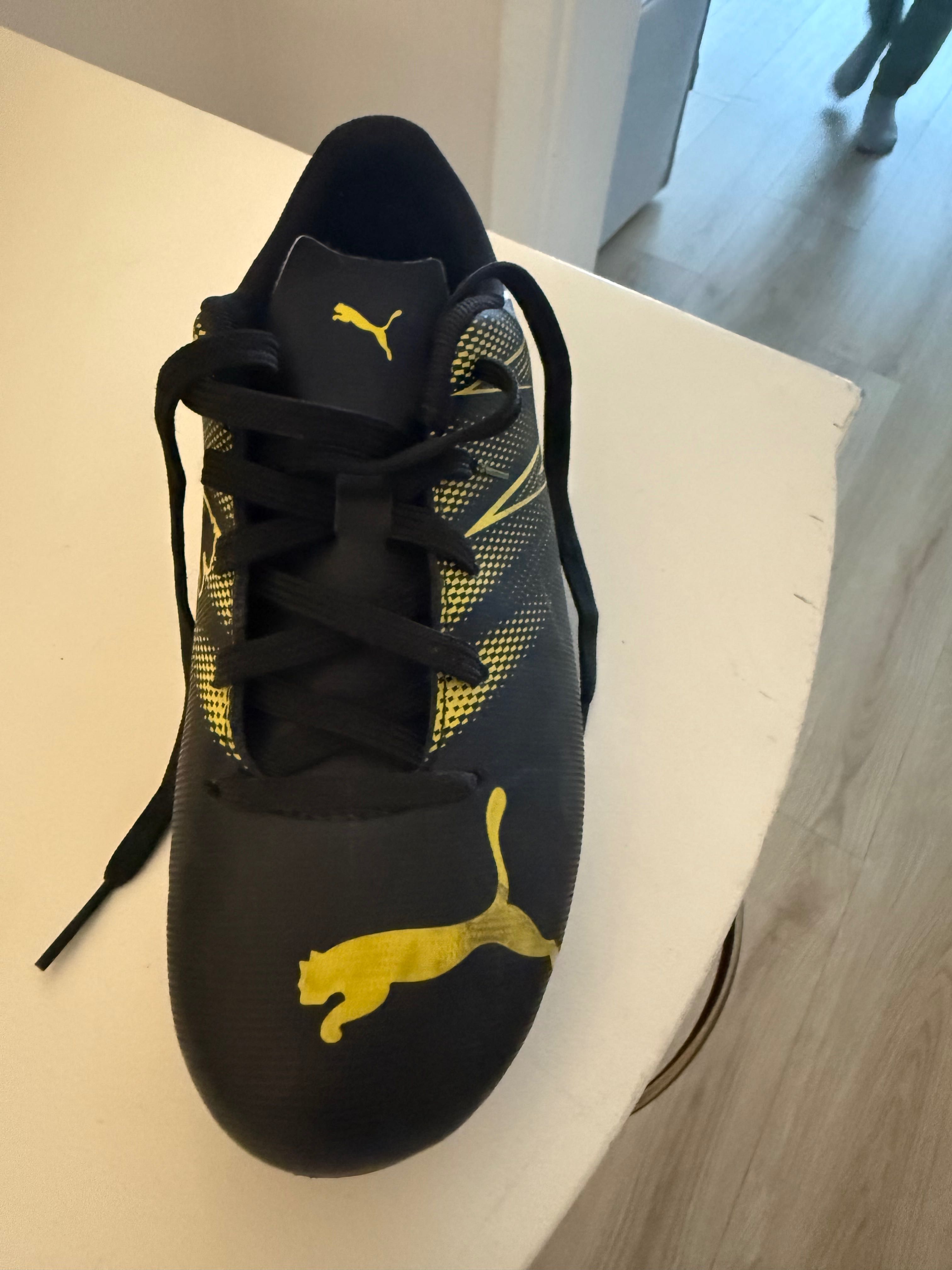 Chuteira puma - Eur 33 - Tamh - preta e amarela