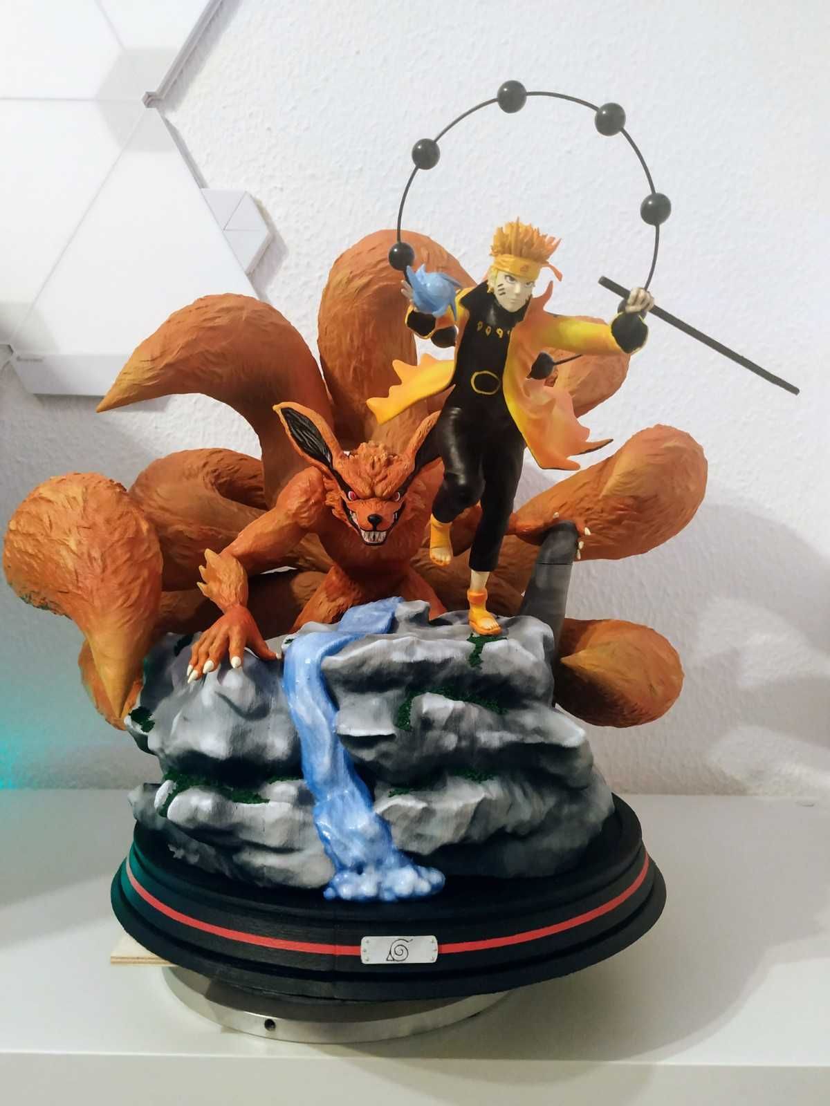 Estátua de Naruto e Kurama do anime Naruto.