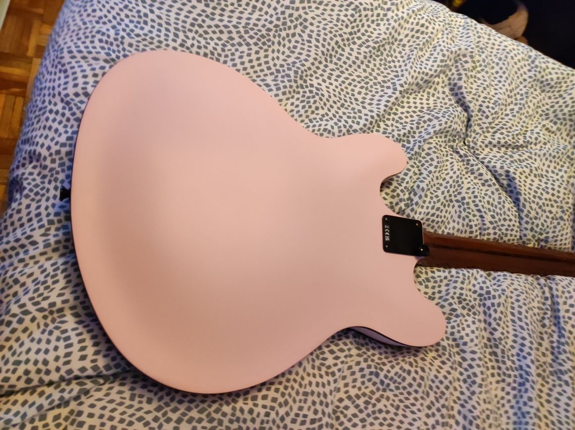 Guitarra Fender Tom Delonge Starcaster Pink semi hollow Seymour duncan