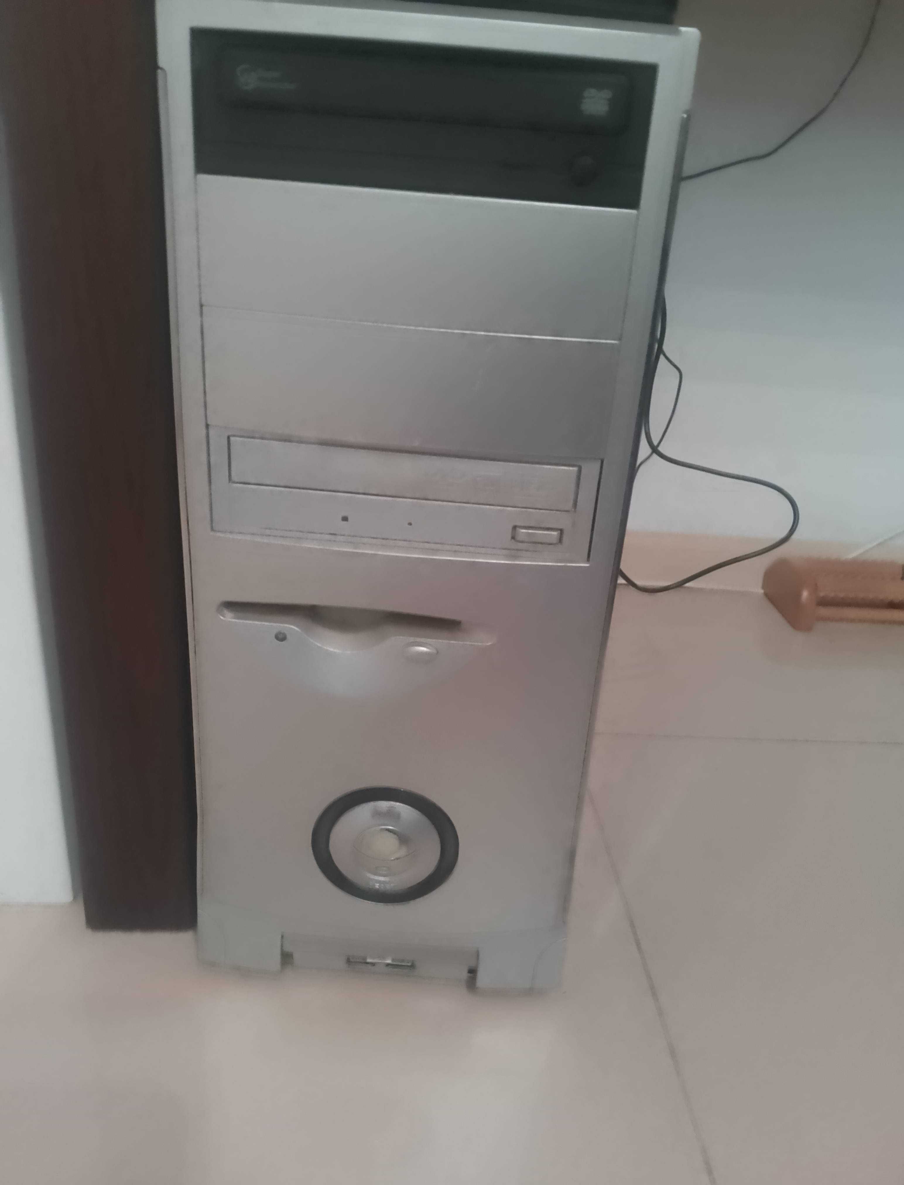 komputer stacjonarny z monitorem LG