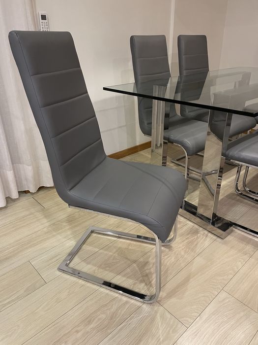 Mesa de refeição e cadeiras