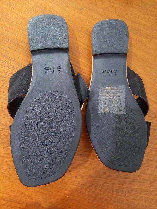 Chinelos pretos e dourados