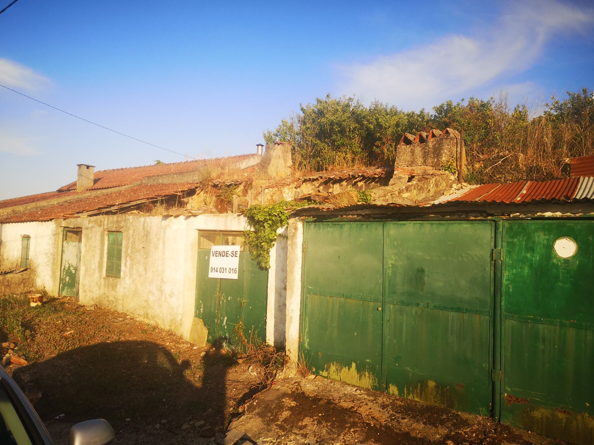 Venda casa em ruína, no centro de Bucelas, rua dos Combatentes