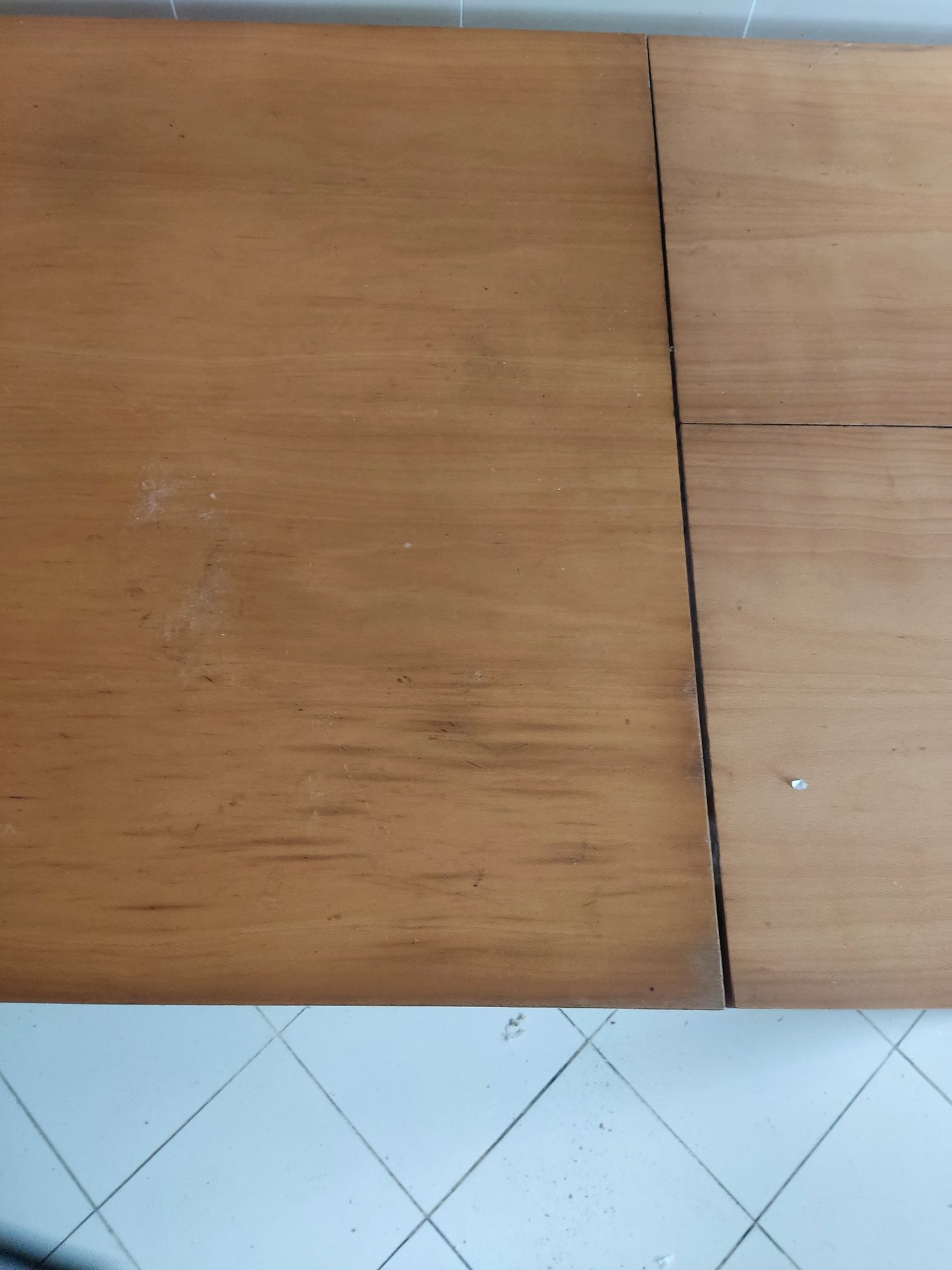 Mesa extensível em madeira clara