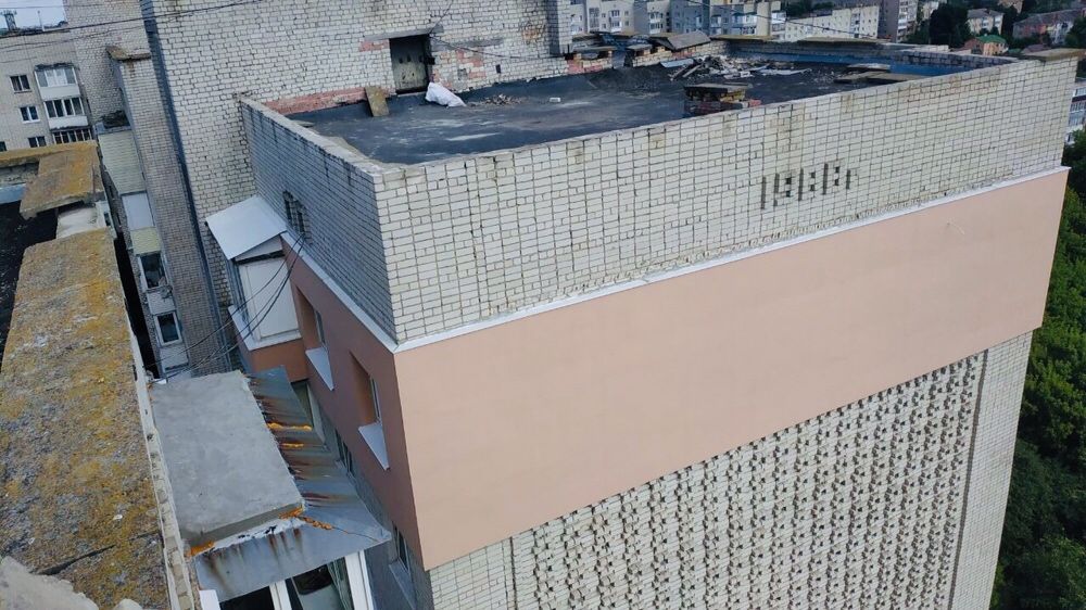 Висотні роботи. Альпіністи. Верхолази. Утеплення фасадів квартир.