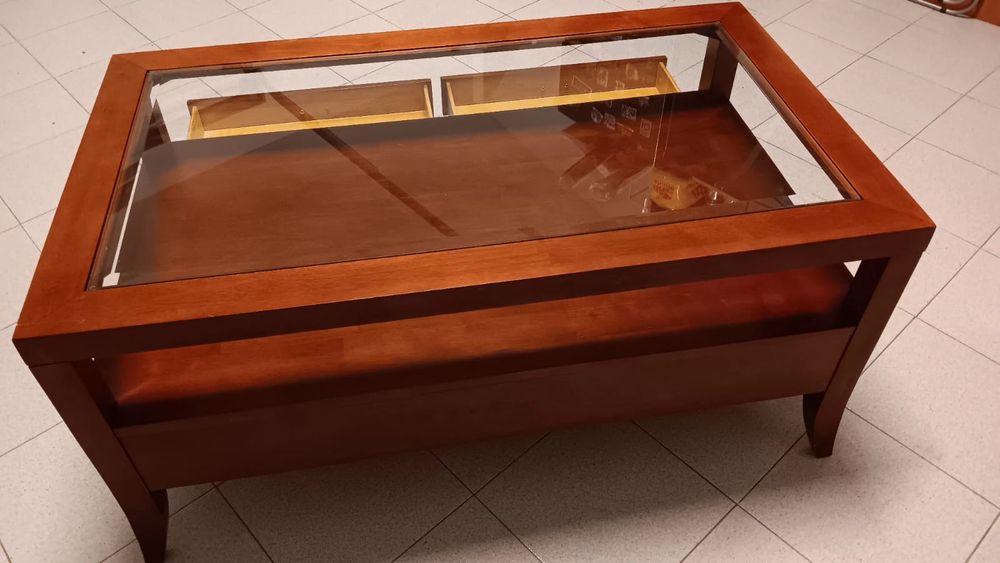 Mesa cerejeira com tampo de vidro e 2 gavetas