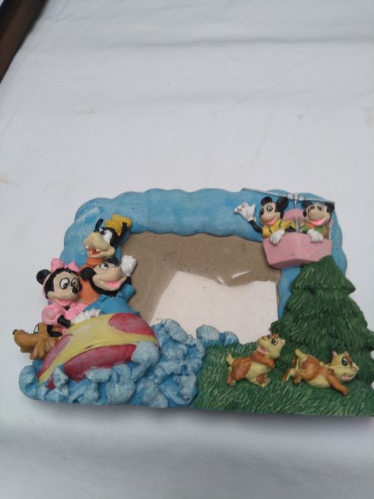 Duas molduras, com figuras da Disney