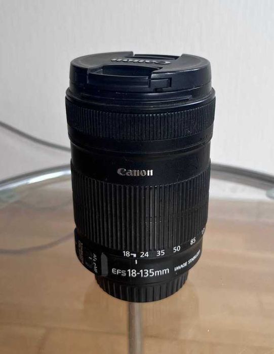 Універсальний об'єктив Canon EF-S 18-135 mm f/3.5-5.6 IS