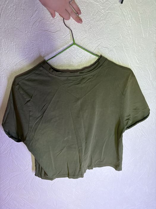 Чорна та зелена футболка stradivarius