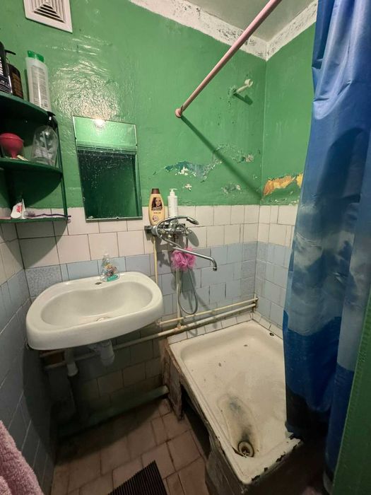 Кімната в гуртожитку по низу ринку