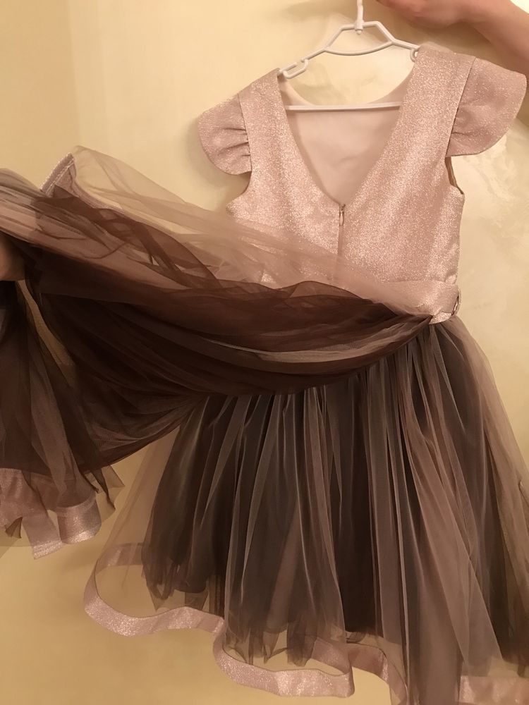 Сукня для дівчинки пишна, нарядна зі зйомним шлейфом