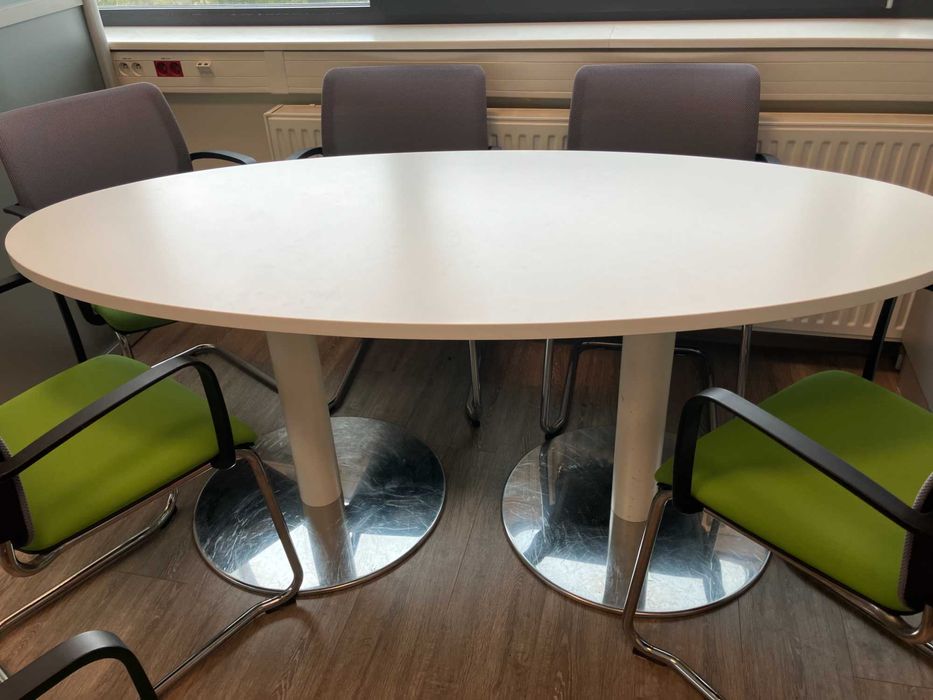 stół biały z zielonymi krzesłami