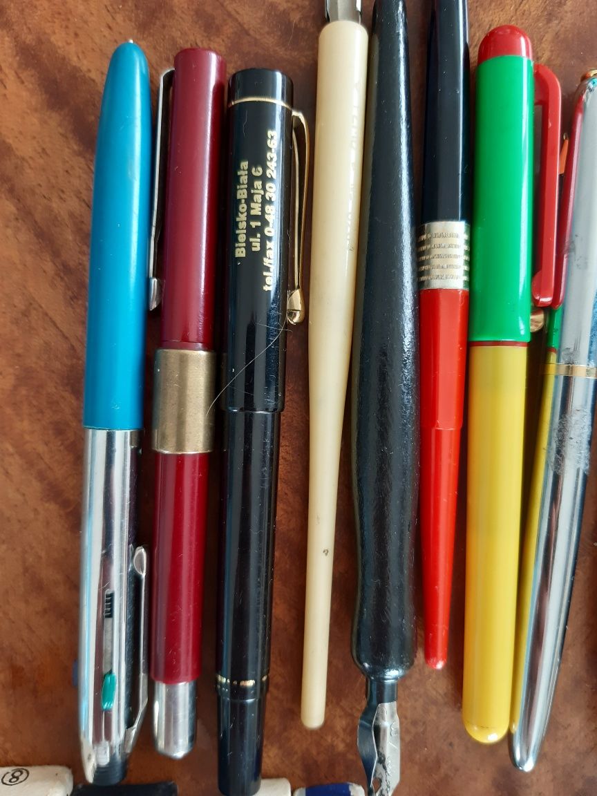 Zestaw starych długopisów i piór PRL