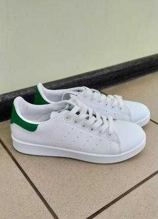 Білі жіночі кеди