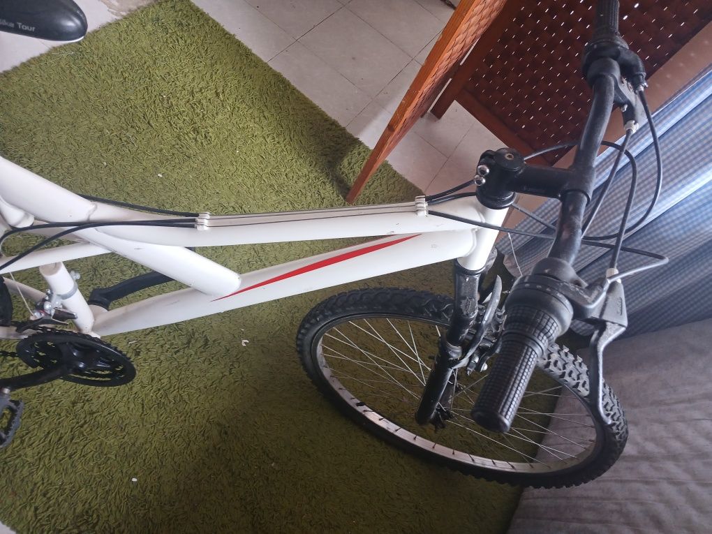 Bicicleta em boas condições usado poucas vezes