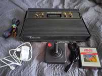 Zmodyfikowana konsola Atari 2600, gra, okablowanie i pad.