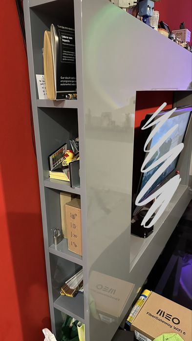 Moldura de tv em madeira lacada