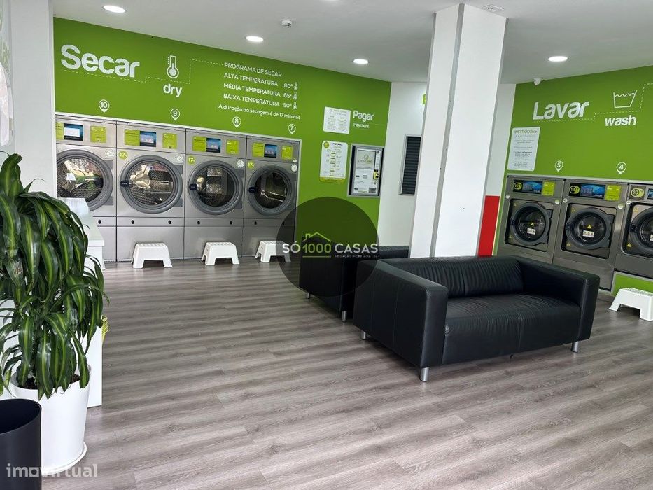 Loja em Santo António dos Cavaleiros com box