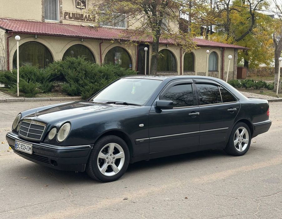 Mercedes-Benz E-Class W210