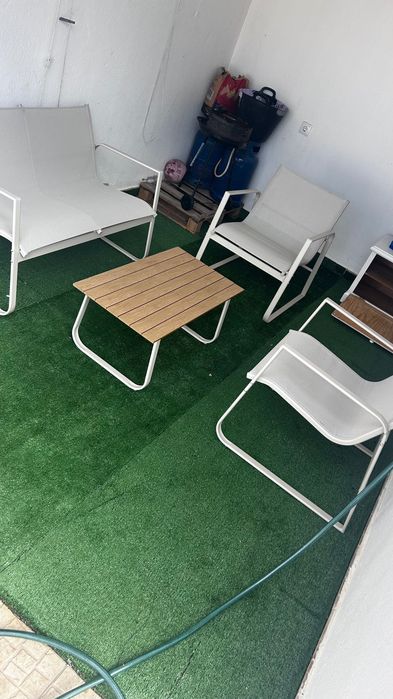 Cadeiras e mesa de centro de jardim
