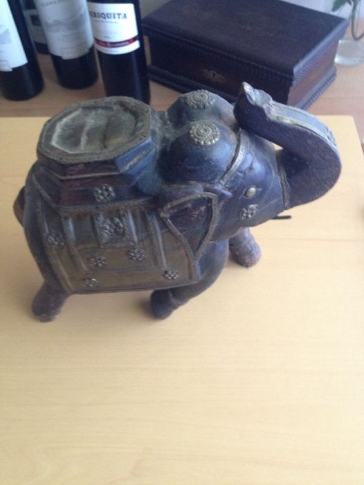Elefante em madeira e ferro