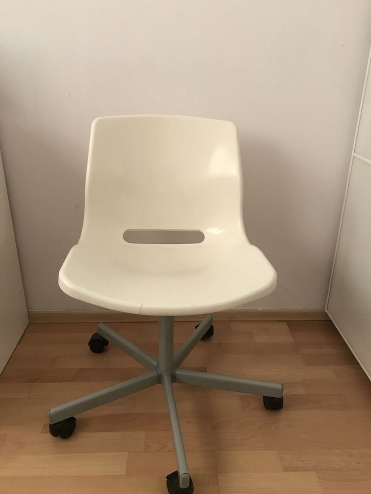 krzesło obrotowe białe plastikowe ikea