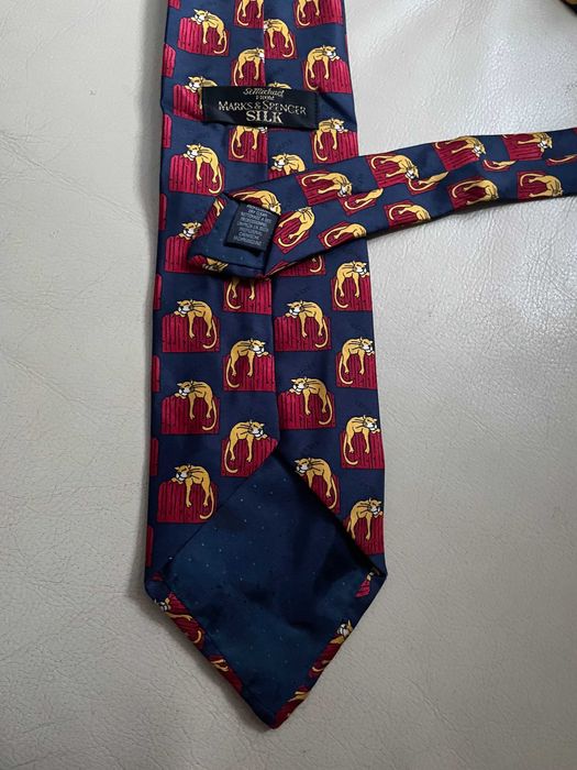 Krawat firmy Marks & Spencer z kotem-śpiącą panterą. Silk