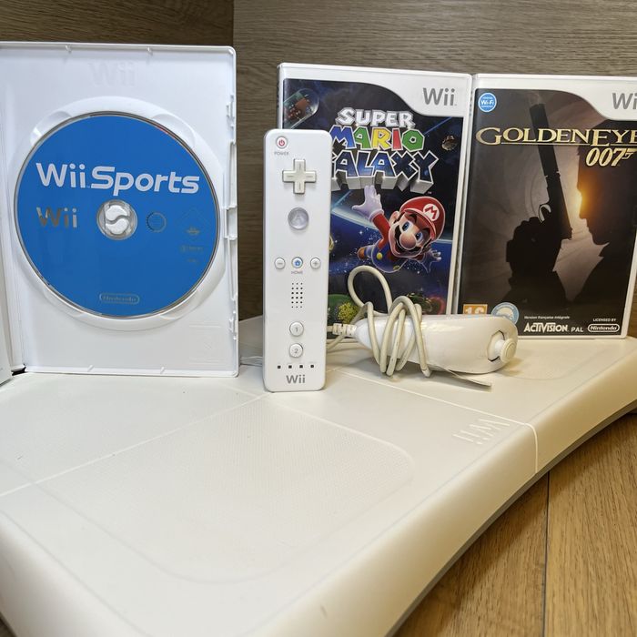Wii com wii fit balança , super mario galaxy , 007 e wii sports