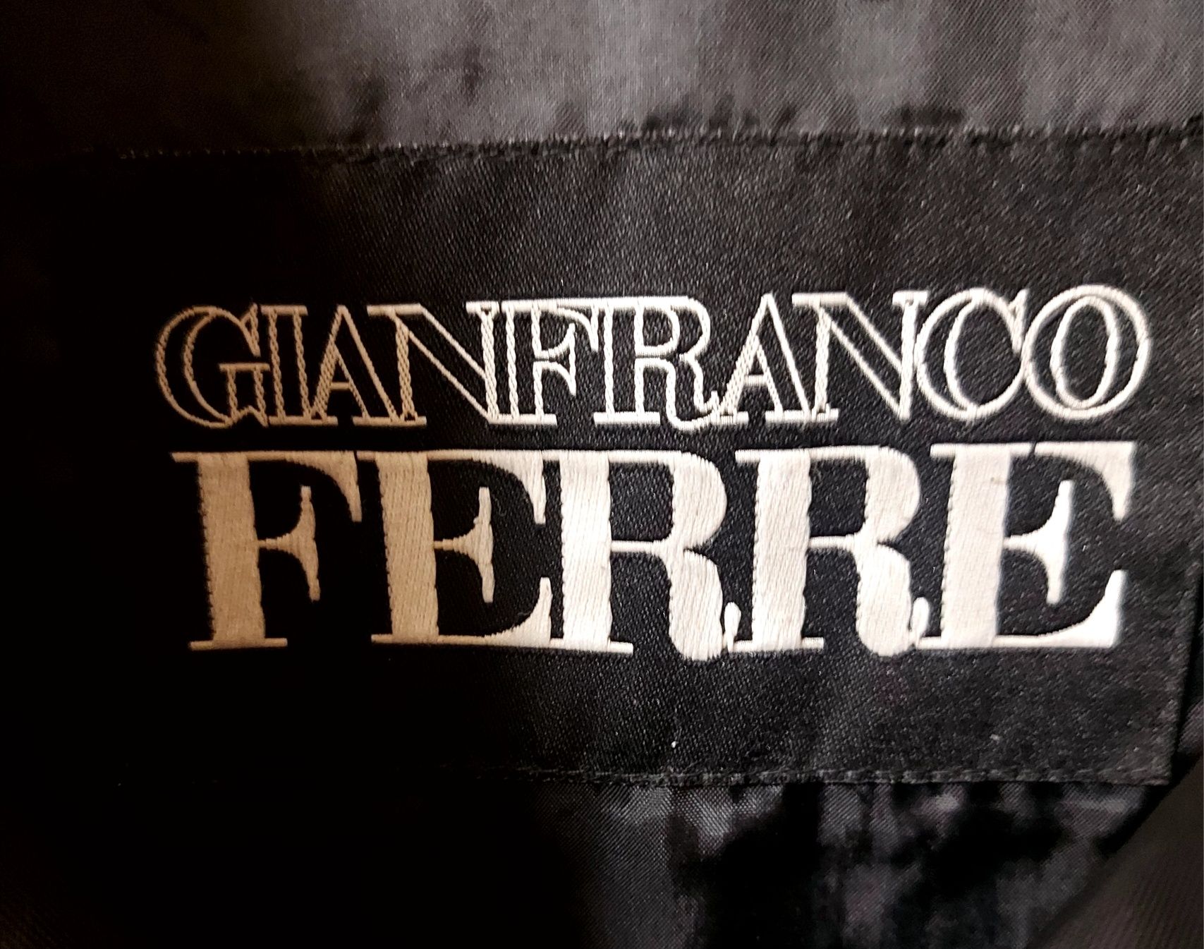 Продам ветровку "Gianfranco Ferre " размер XL.